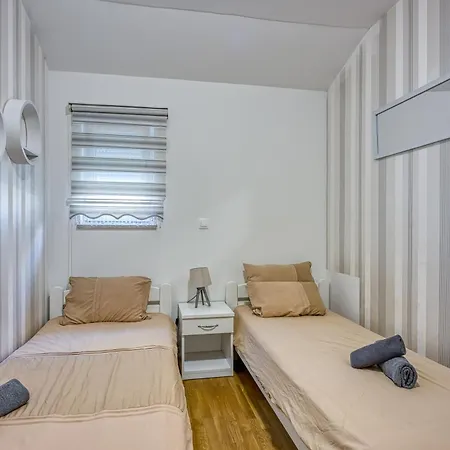 Apartment With Pool - Happy