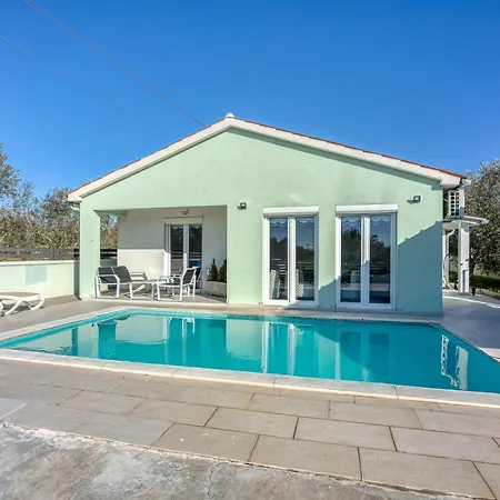 Apartment With Pool - Happy